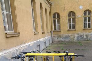 Zdieľané bicykle Darovaný stojan gymnáziu
